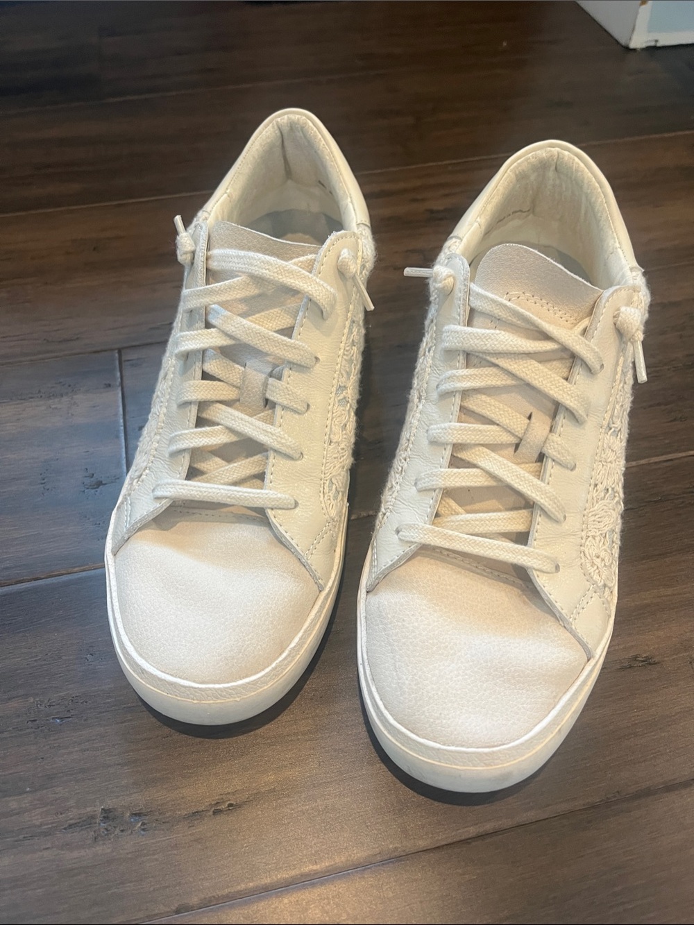 Dolce Vita Cream Lace-Detail Low-Top Sneakers